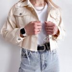 Заказать дешево короткую цветную молочного цвета куртку из джинса для женщин