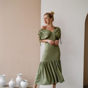 Купить по скидке женское платье цвета хаки со сборками на плечах из жатого хлопка (размер 42-48) в Украине