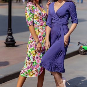 Заказать по скидке фиолетовое, белое платье на запах с рукавом 3/4 (размер 42-52) для женщин