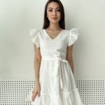 Купить недорого женское платье из прошвы с рюшами белого цвета