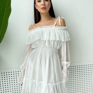 Заказать онлайн женское шифоновое платье белого цвета с открытыми плечами и рюшами