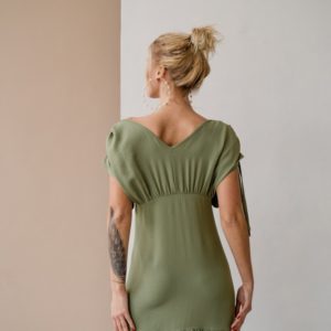 Замовити на літо жіноче плаття зі складками на плечах з жатого бавовни (розмір 42-48) кольору хакі