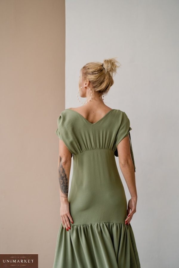 Заказать на лето женское платье со сборками на плечах из жатого хлопка (размер 42-48) цвета хаки