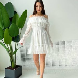 Купить недорого белое шифоновое платье с открытыми плечами и рюшами для женщин