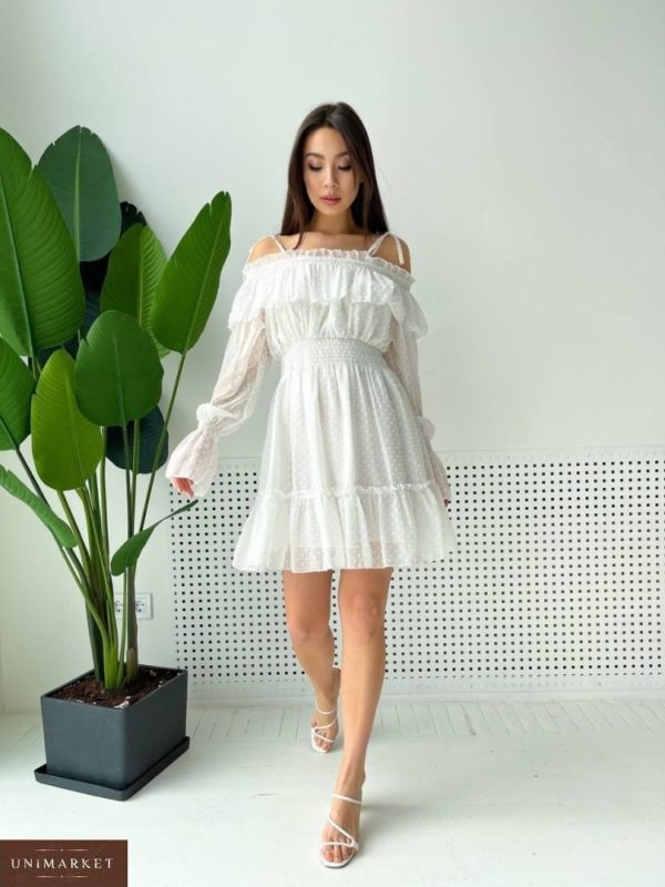 Купити недорого біле шифонове плаття з відкритими плечима і рюшами для жінок
