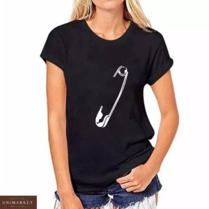 Придбати за низькими цінами чорну футболку з принтом шпилька жіночу