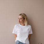 Замовити білого кольору футболку базову прямого крою для жінок недорого