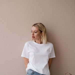 Заказать белого цвета футболку базовая прямого кроя для женщин недорого