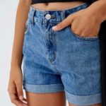 Приобрести недорого женские джинсовые шорты Мом с поясом голубого цвета