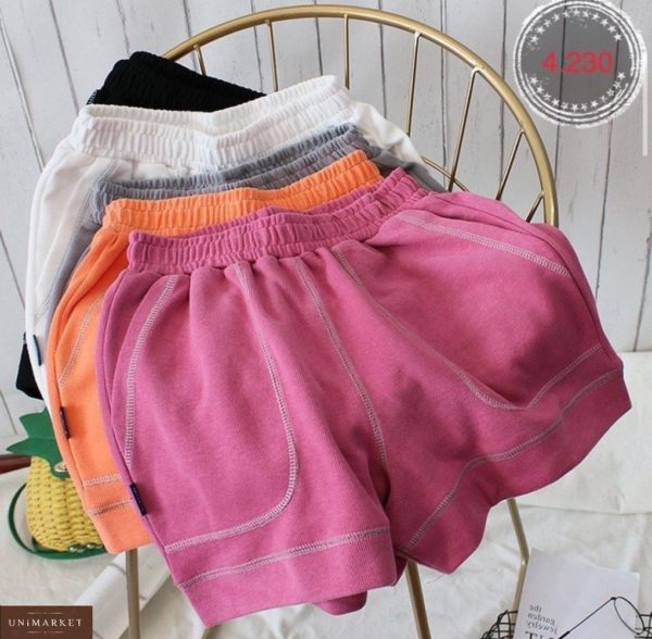 Купить онлайн женские шорты с контрастной отделкой цвета малина, белый, черный, оранж