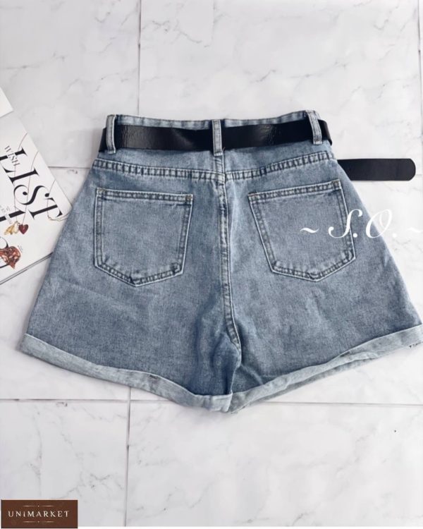 Заказать онлайн голубые женские джинсовые шорты с акцентом на кармане