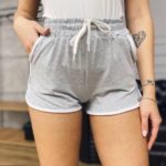 Купить серые онлайн спортивные короткие шорты для женщин