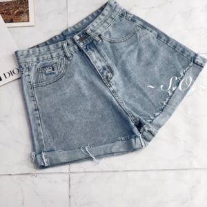 Купить онлайн женские джинсовые шорты с вырезом на кармане голубого цвета