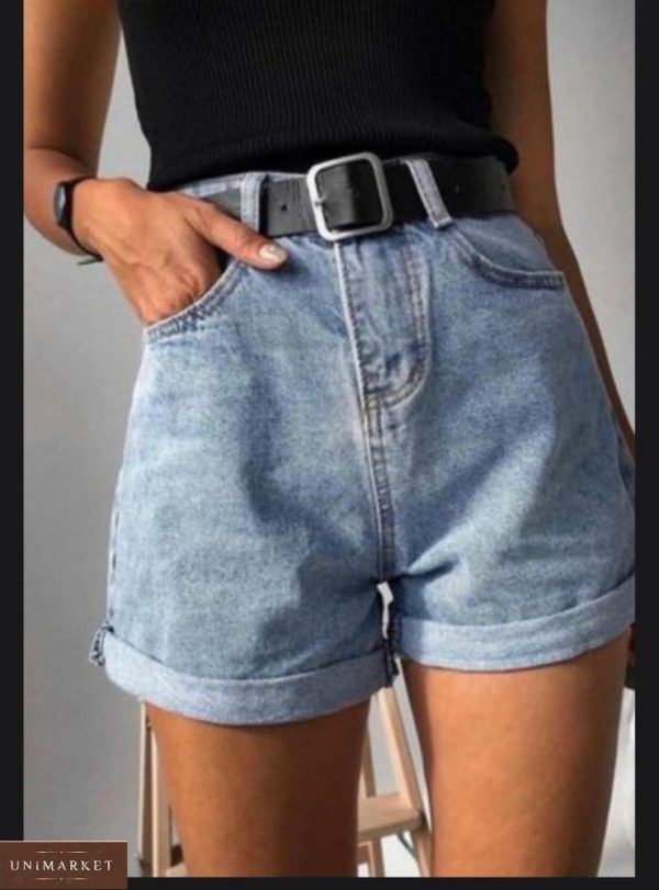 Купить онлайн голубые джинсовые шорты Мом с поясом для женщин