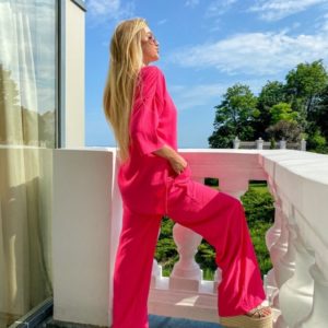 Купить недорого розовый свободный костюм из жатки для женщин