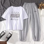 Приобрести белого цвета женский прогулочный костюм с принтованной футболкой онлайн