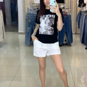 Заказать в интернете черную футболку с современным принтом для женщин