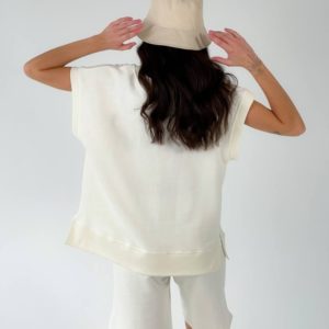 Замовити недорого молочний костюм: жилет і шорти для жінок