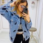 Придбати онлайн жіночу джинсовку оверсайз з принтом пір'я блакитного кольору