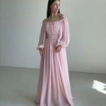 Купити рожеву ніжну сукню в підлогу з відкритими плечима (розмір 42-52) недорого для жінок