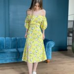 Купить онлайн желтое льняное платье в цветочный принт с открытыми плечами (размер 42-52) для женщин