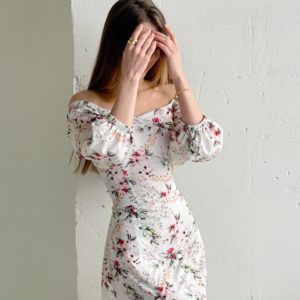 Замовити молочне жіноче шовкове плаття в квітковий принт з розрізом (розмір 42-52) по знижці