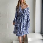 Замовити онлайн блакитну лляну сукню на запах з принтом для жінок
