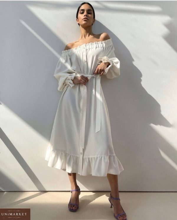 Заказать онлайн женское белое платье-рубашка из льна с открытыми плечами