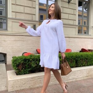 Заказать онлайн женское свободное платье из муслина белого цвета