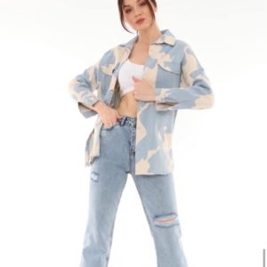 Купить онлайн женскую джинсовую рубашку голубой камуфляж