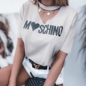 Замовити бежеву футболку Moschino з вирізом для жінок в Україні