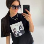 Купить черную женскую футболку с пришитым принтом онлайн