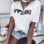 Придбати білу жіночу футболку Moschino з вирізом по знижці
