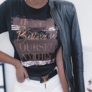 Купить онлайн черную футболку с надписью и пайетками для женщин