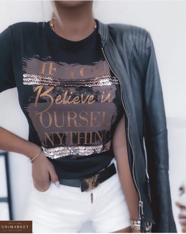 Купити онлайн чорну футболку з написом і паєтками для жінок
