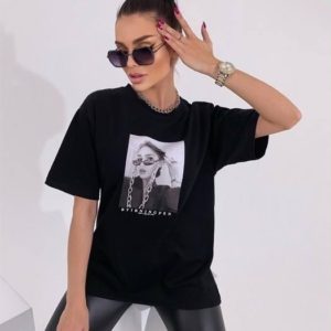 Замовити чорного кольору онлайн футболку з пришитим принтом для жінок