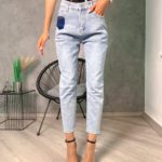 Купить голубые светлые тонкие джинсы Мом для женщин в Украине