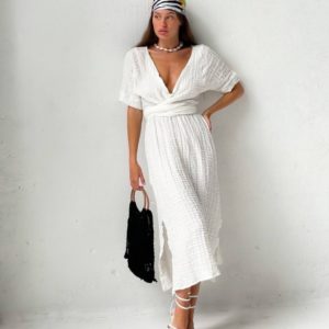 Купить по скидке белое жатое платье миди (размер 42-48) для женщин