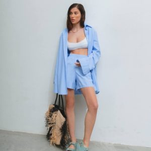 купить летний женский костюм голубого цвета с рубашкой и шортами в онлайн магазине