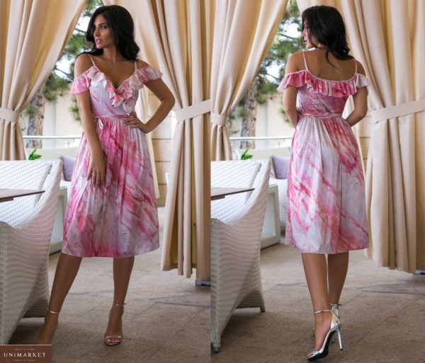 Заказать онлайн розовое шелковое платье с мраморным принтом (размер 44-52) для женщин