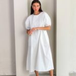 Купити онлайн біле вільне плаття з котону (розмір 42-48) для жінок