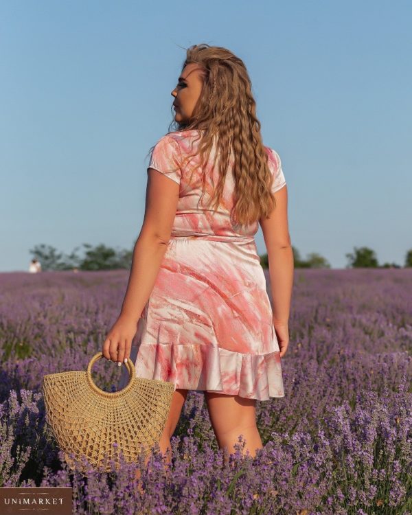 Заказать онлайн розовое женское шелковое платье на запах с разводами (размер 46-56)