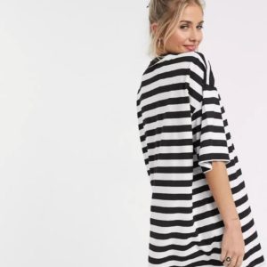 Купить онлайн женское полосатое платье-футболка оверсайз (размер 42-50) черно-белого цвета