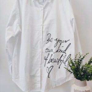 Купити онлайн жіночу білу сорочку з чорним принтом