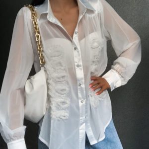 Заказать онлайн белую блузу из шифона с нашивками для женщин
