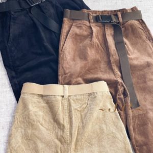 Приобрести бежевые женские брюки джоггеры из микровельвета по скидке