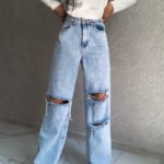 Заказать голубые женские джинсы с разрезами онлайн