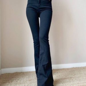 Купить по скидке черные женские расклешенные джинсы скинни