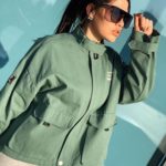 Купити жіночу коротку куртку з деніму кольору хакі онлайн