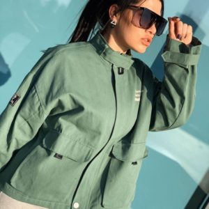 Купить женскую короткую куртку из денима цвета хаки онлайн